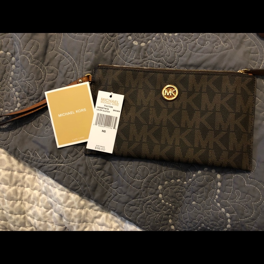 AUTHENTIC NWT Michael Kors Wristlet clutch logo